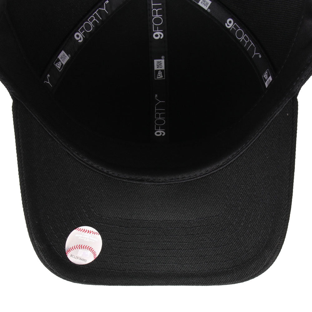 new era new york yankees metal badge ss26 black 9forty adjustable cap 1 detail and color