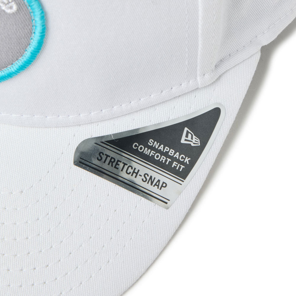 Close-up of a new era script oval patch white golf 9fifty stretch snapback cap with a New Era Stretch-Snap label